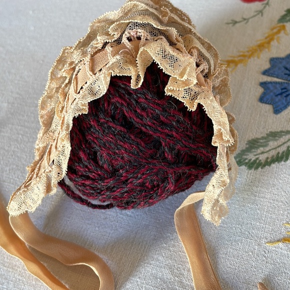 Antique lace and ribbon christening bonnet, ribbon ties under chin and in back - Picture 6 of 11